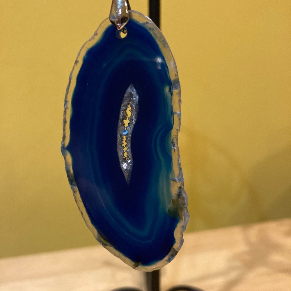 DONATED NWOT Deep Blue Agate stone pendant - Picture 2 of 11